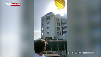 İki turistin deniz paraşütü keyfi otel çatısında son buldu