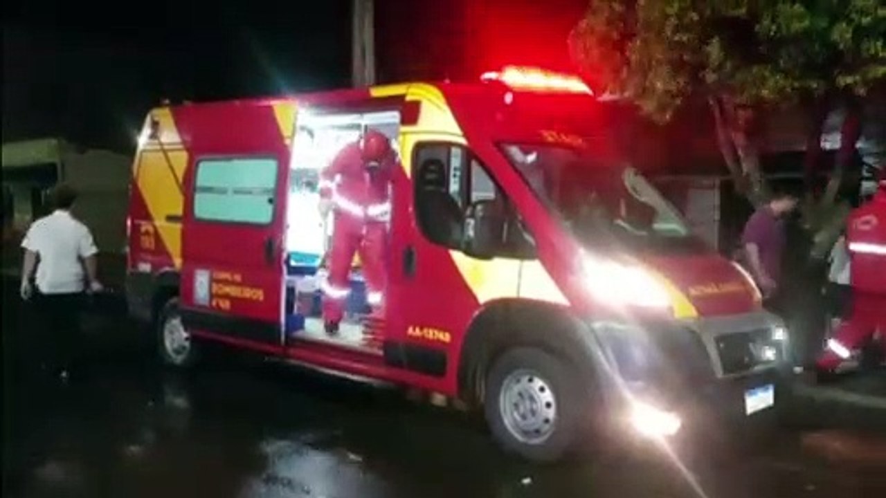 Homem é socorrido pelo Siate após se envolver em colisão de trânsito na Rua Europa