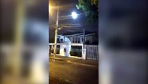 Vídeo mostra fiação elétrica em curto circuito na Rua da Lapa, após queda de árvore