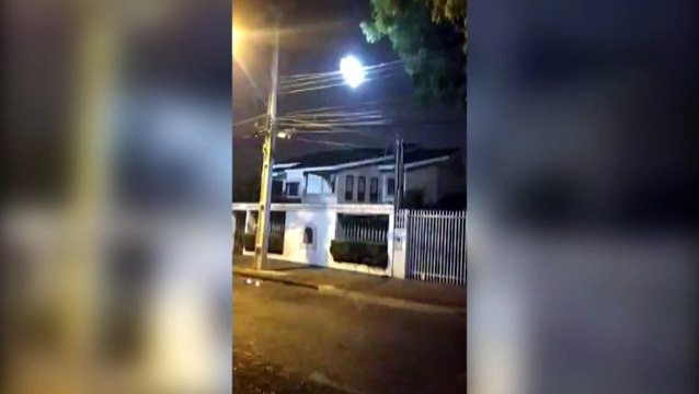 Vídeo mostra fiação elétrica em curto circuito na Rua da Lapa, após queda de árvore