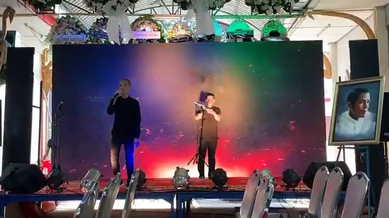 ศิลปินตลก ลองไมค์โชว์ร้องเพลง สร้างบรรยากาศผ่อนคลาย ในงานศพโรเบิร์ต สายควัน #ข่าวสดบันเทิง