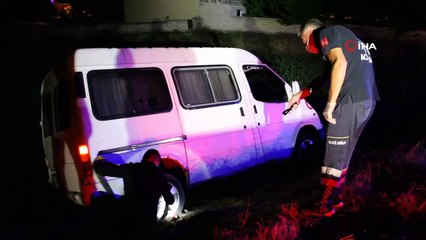 Kontrolden çıkan minibüs şarampolde durdu, alkollü direksiyonda sızdı