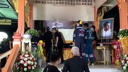 บรรยากาศ ญาติและเพื่อน เปิดโลงดูเป็นครั้งสุดท้าย ก่อนพิธีฌาปนกิจ #ข่าวสดบันเทิง #อาลัยโรเบิร์ตสายควัน