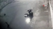 Sahibinin gözü önünde motosikleti 5 saniyede çaldı...Motosiklet sahibinin hırsızın ardından koşması kamerada