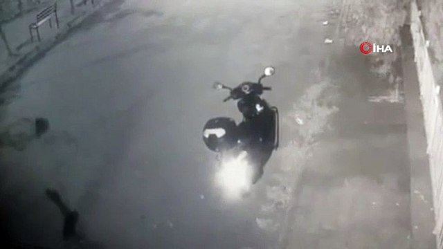 Sahibinin gözü önünde motosikleti 5 saniyede çaldı...Motosiklet sahibinin hırsızın ardından koşması kamerada