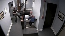 Un policier saute dans un escalier pour arrêter un homme