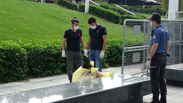 Taksim Meydanı’nda çıplak kadın şoku