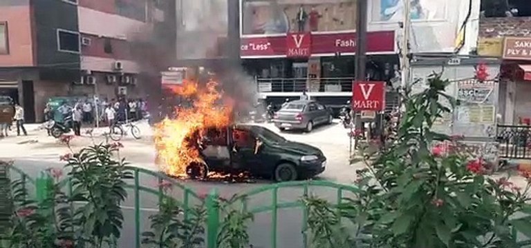 चलती कार बनी आग का गोला