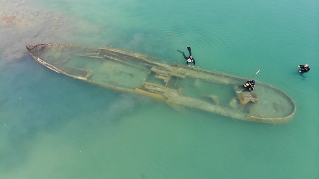 Van Gölü’nde bir batık gemi daha gün yüzüne çıkartıldı
