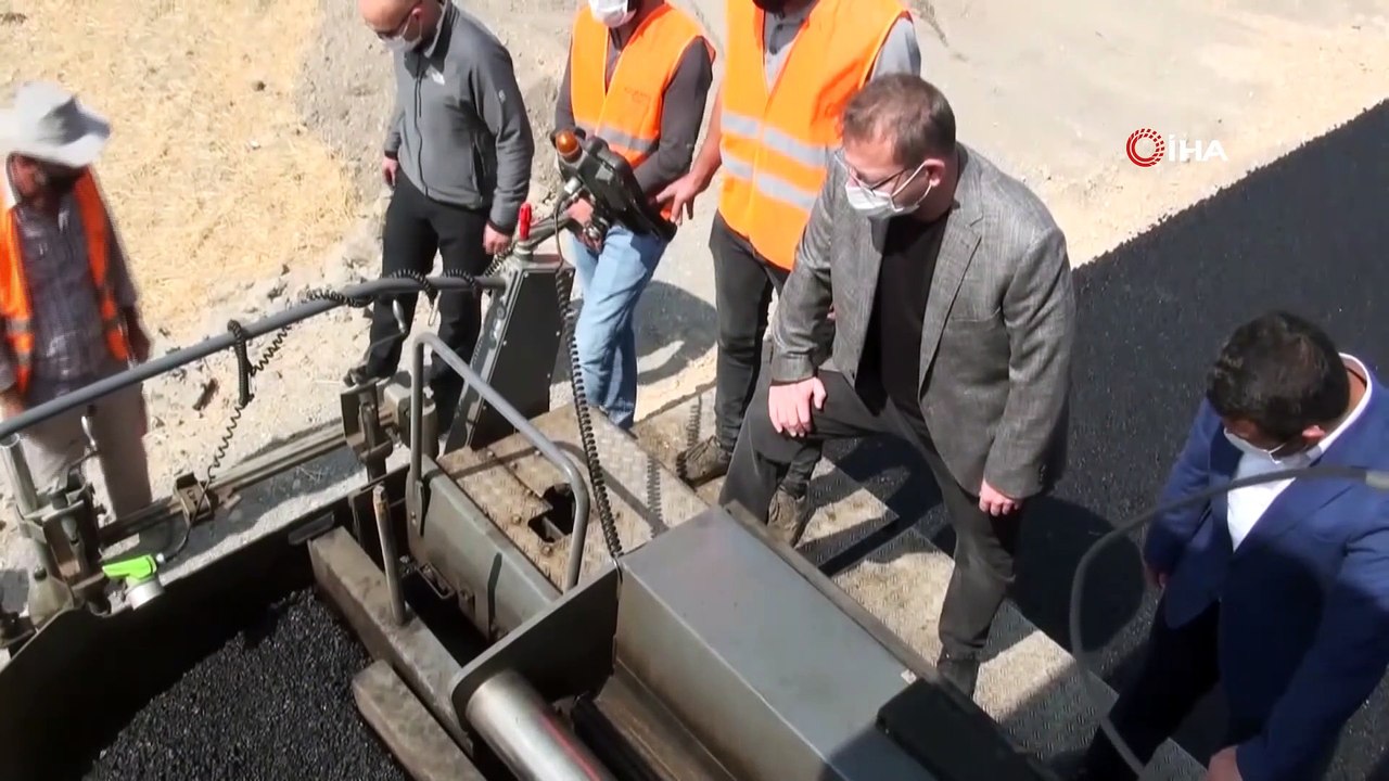 Köy yolları sıcak asfalt ile daha modern hale g...