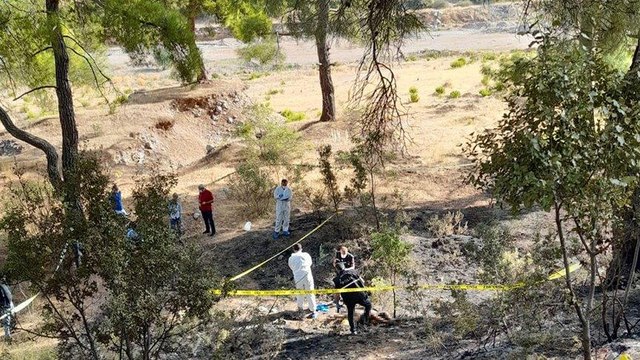 Orman yangınına müdahale eden ekipler, yanmış erkek cesedi buldu