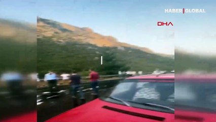 Karayolunda inanılmaz görüntü! Tonlarca balık ortalığa saçıldı