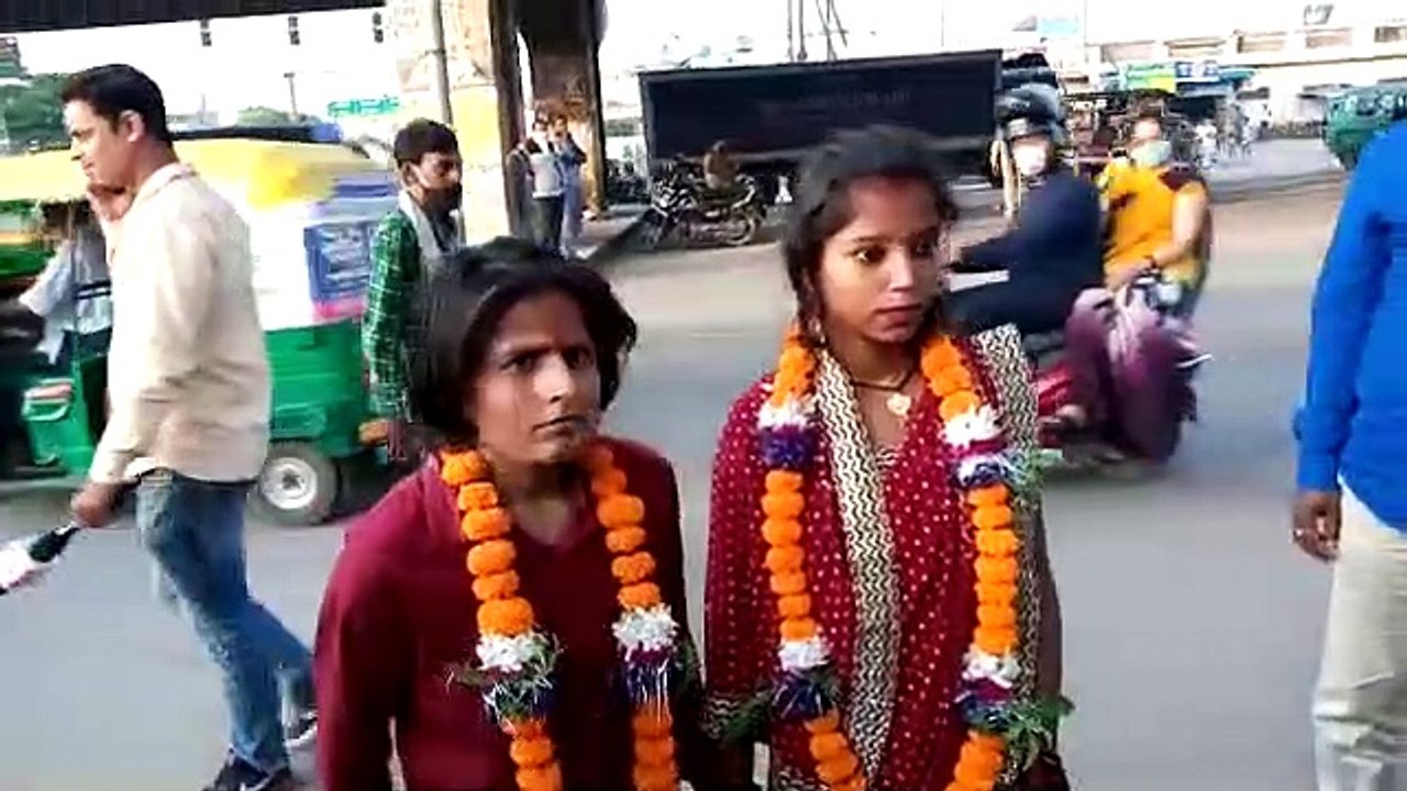 घर से भागकर दो युवतियों ने रचाई शादी, दोनो युवतियों में एक साल से थे प्रेम संबंध