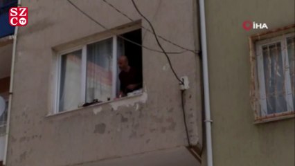 Eşyaları sokağa atıp pencere kenarında kahvaltı yaptı