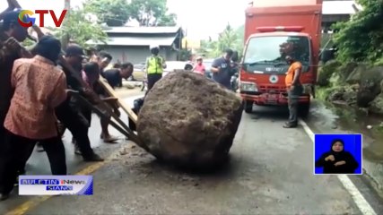 Batu Gunung Berukuran 1,5 Meter Jatuh dan Tutupi Akses Jalan Padang-Painan Sumbar