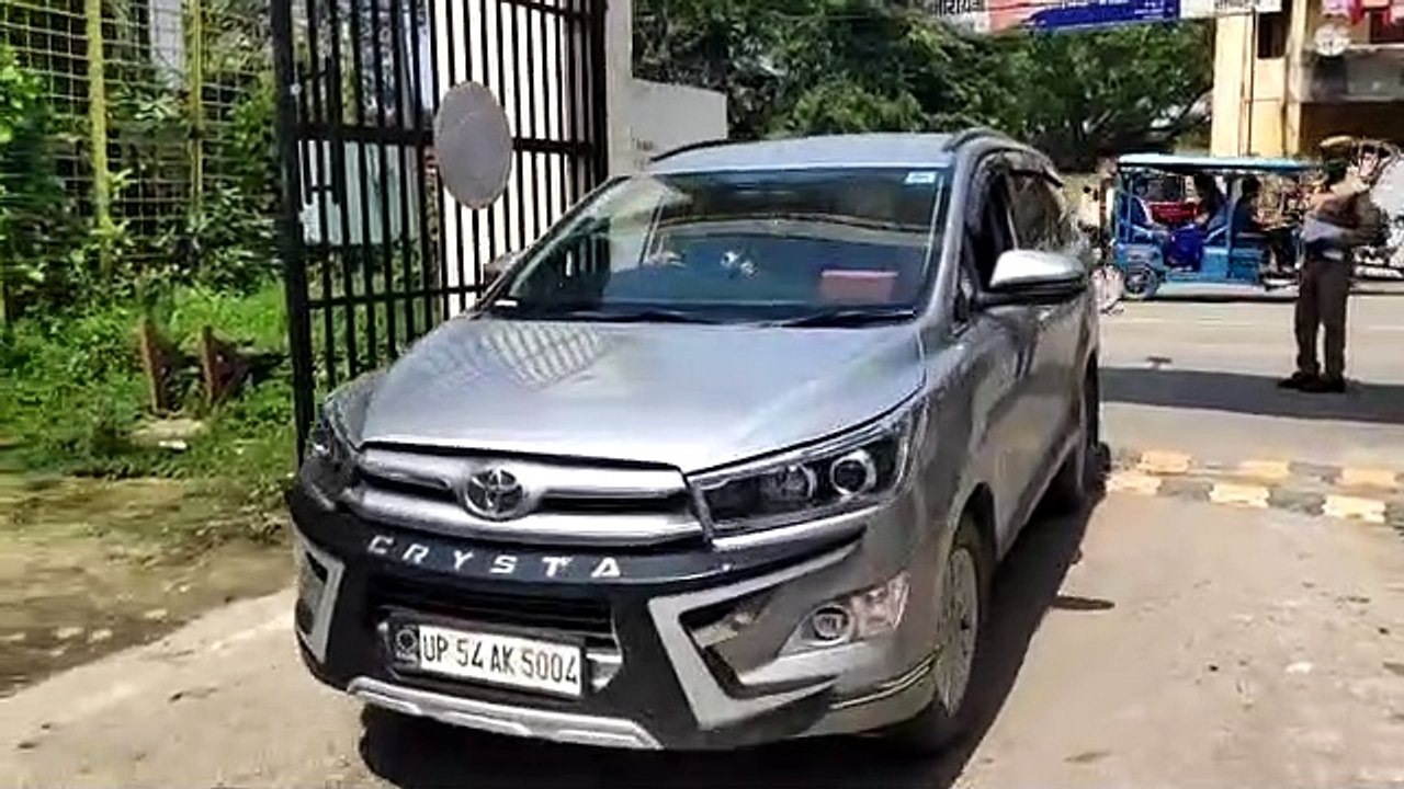 मुख्तार अंसारी के गुर्गे पर बड़ी कार्रवाई, इनोवा कार को किया जब्त