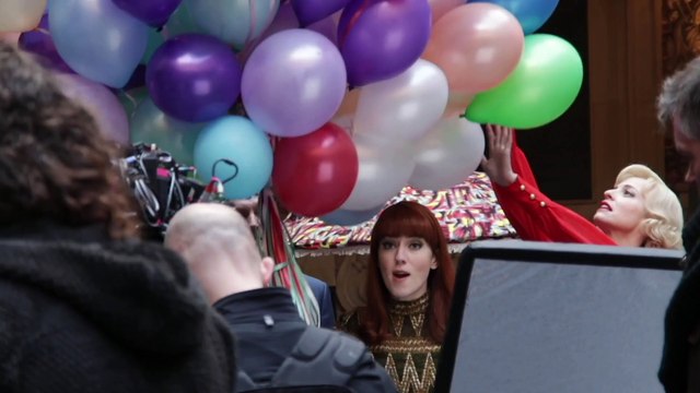 LES PETITS MEURTRES épisode UN CADAVRE AU PETIT DÉJEUNER : Making of 2020 - Bulles de Culture