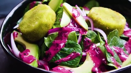 Salade d'été à l'avocat et au palet de chèvre frais