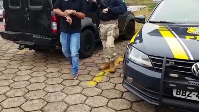 PRF apreende maconha em veículo após abordagem na BR-277; condutor foi preso