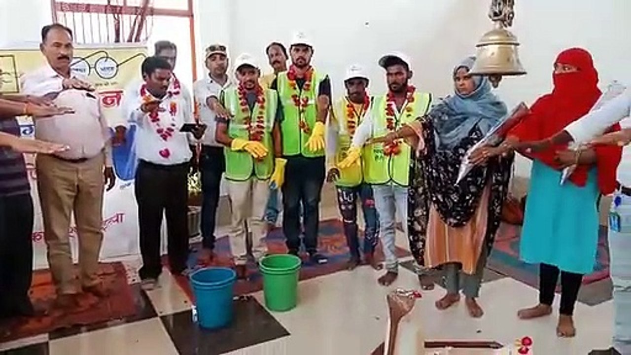 सफाई कर्मियों को दिलाई गई शपथ