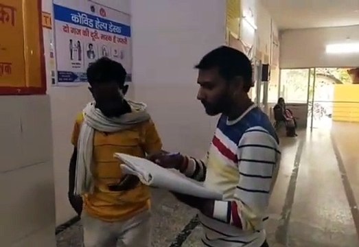 अनियंत्रित होकर पलटा टेंपो, 3 लोग हुए घायल