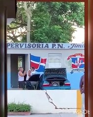 Oficial de la Policía toma alcohol y escucha música a todo volumen en destacamento