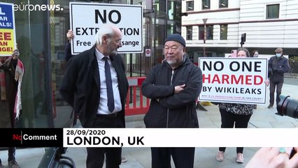 Chinese artist Ai Weiwei holds protest against Assange extradition