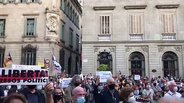 Concentració a la plaça de Sant Jaume per la inhabilitació del president Torra