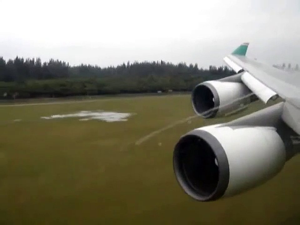 Un avion Boeing 747 atterrit sur piste inondée,  ce qui se passe est impressionnant