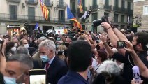 El president Torra envoltat dels manifestants concentrats a la plaça de Sant Jaume