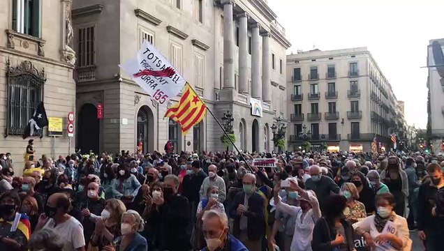 Els manifestants segueixen el president Torra des de la plaça de Sant Jaume