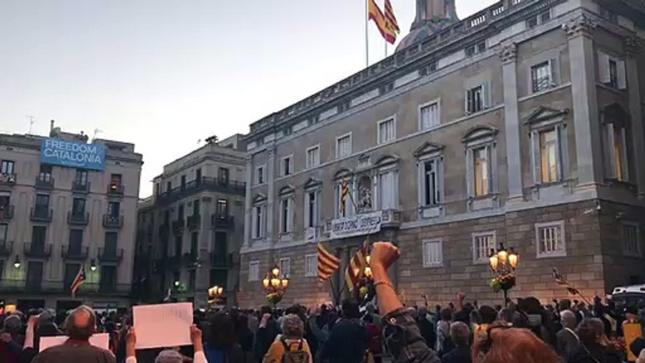 Els concentrats a la plaça de Sant Jaume entonen els Segadors