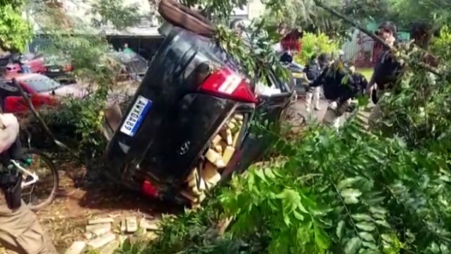 Em fuga da PRF, condutor invade bairro e capota carro completamente carregado de maconha