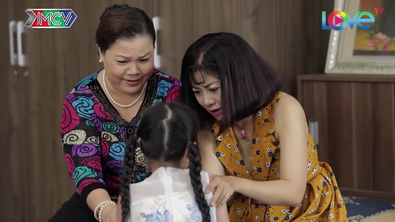 Bé gái 5 tuổi tập tành dùng mỹ phẩm vì bị bạn bè chê ngoại hình