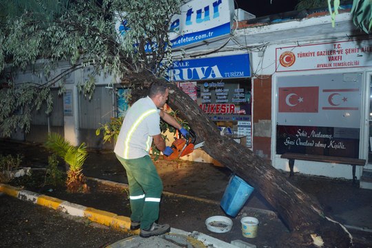 Ayvalık'ta fırtına ve sağanak dolu yağışı