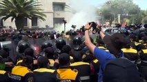 Feministas se chocam com policiais em marcha por aborto no México
