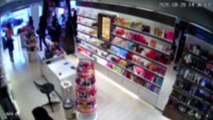 Vídeo mostra mulher pegando perfume em loja de cosméticos