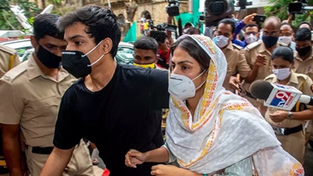 Rhea Chakraborty और उनके भाई Showik Chakraborty को अभी इतने दिनों रहना होगा जेल | FilmiBeat