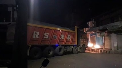 धड़ल्ले से चल रहे ओवरलोडिंग, पुलिस बनी मूर्गदर्शक, वीडियो वायरल