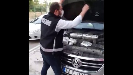 Otomobilin motor bölümüne gizlenmiş 146 kaçak cep telefonu ele geçirildi - ADANA