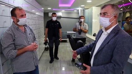 Artvinli berber her müşterisine farklı malzemelerle hizmet veriyor