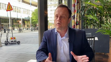 Com mais armas na mão e um olho na Rússia