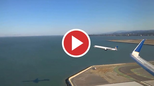 Pasajero capta el despegue paralelo entre dos aviones