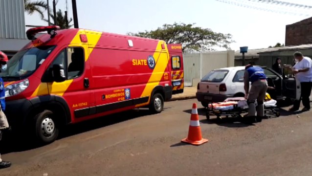 Jovem fica ferido em colisão traseira entre carros na Rua Minas Gerais