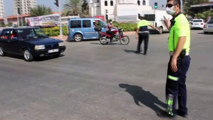 Ehliyetsiz sürücü polise yakalanınca motosikletini yakmaya çalıştı - ADANA