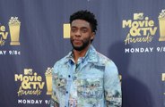 Chadwick Boseman pagou parte de salário de Sienna Miller em '21 Bridges'