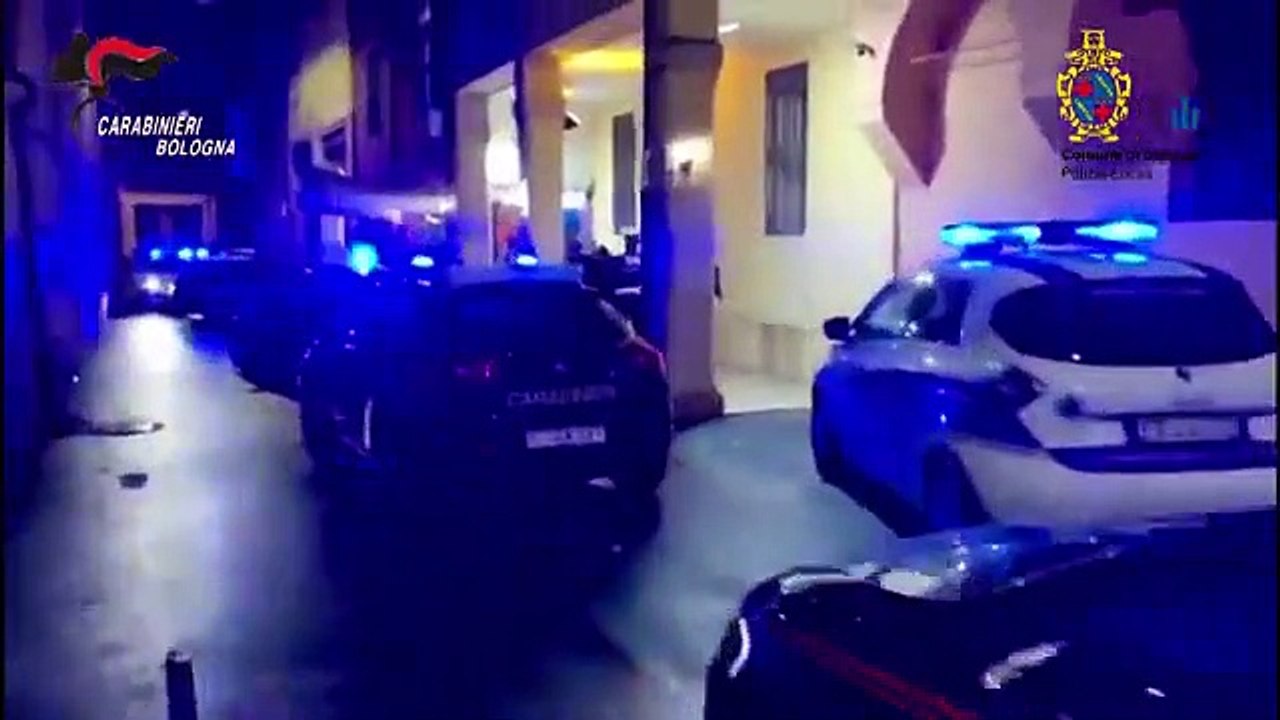 Bologna - Urla e musica ad alto volume sindaco dispone chiusura anticipata per un locale (26.09.20)