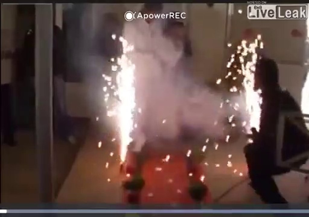 Trop de pétards et fumigènes, ce mariage est une cata