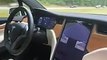 Une Tesla autonome... mais vraiment autonome, sans conducteur sur l'autoroute