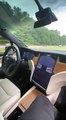 Une Tesla autonome... mais vraiment autonome, sans conducteur sur l'autoroute